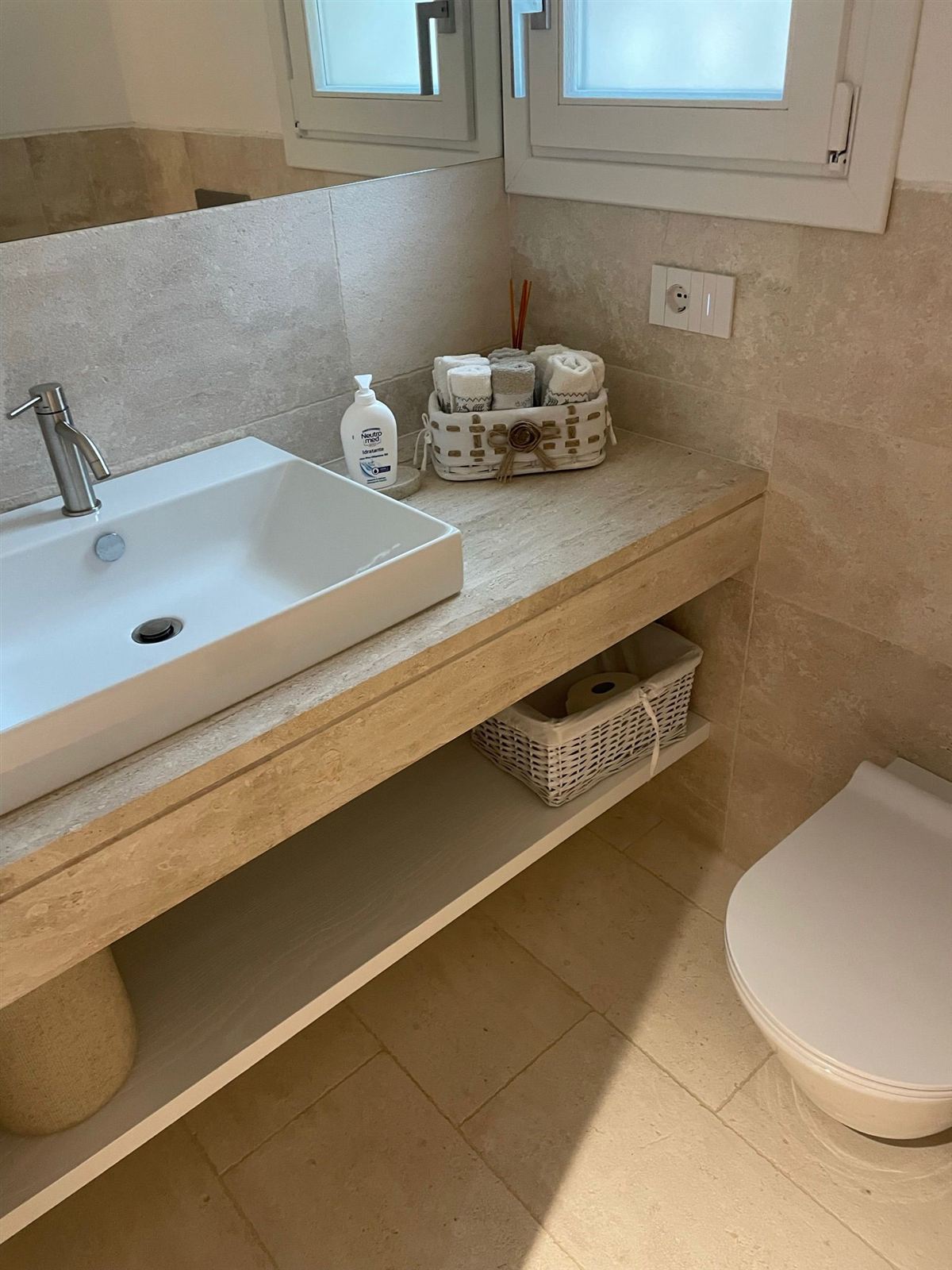 Lavabo su piano in muratura